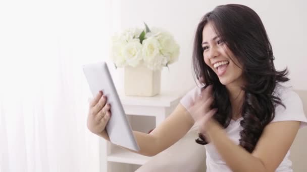 Jonge aziatische vrouw met behulp van tablet computer voor video oproep — Stockvideo