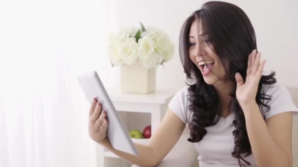 Genç Asyalı kadın video araması için tablet bilgisayar kullanıyor — Stok video