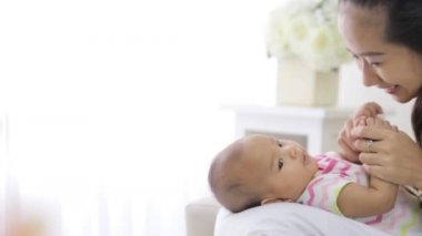 Mutlu anne ve bebek öpüşmeleri ve sarılmaları