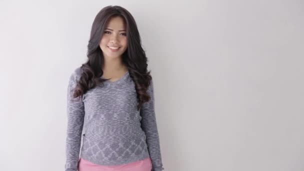 Glad ung asiatisk kvinna ler mot kameran — Stockvideo