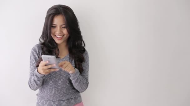 Joven mujer asiática usando smartphone — Vídeos de Stock