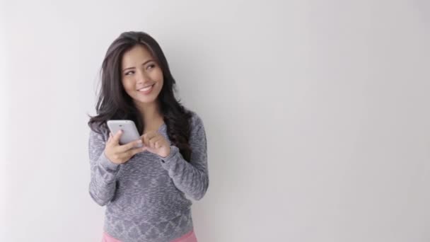 Joven asiático mujer usando inteligente teléfono y pensando mirando hasta c — Vídeos de Stock