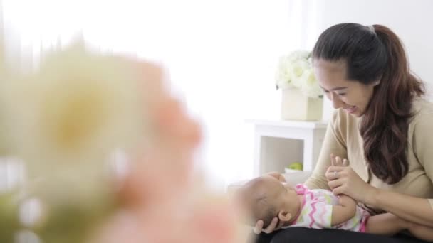 Mãe feliz e bebê beijando e abraçando — Vídeo de Stock