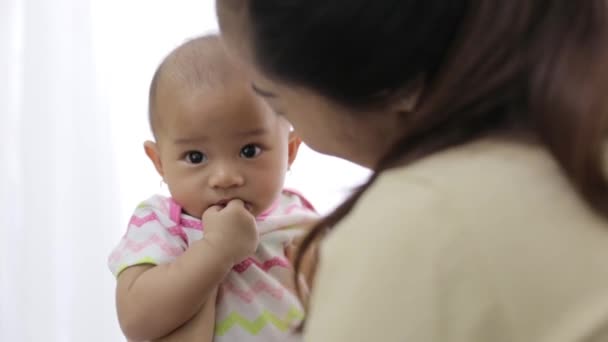 Glad mor og baby kysse og kramme – Stock-video