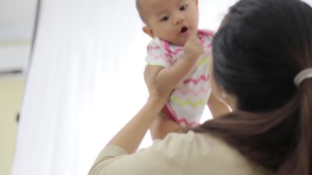 Mãe beijando seu filho — Vídeo de Stock