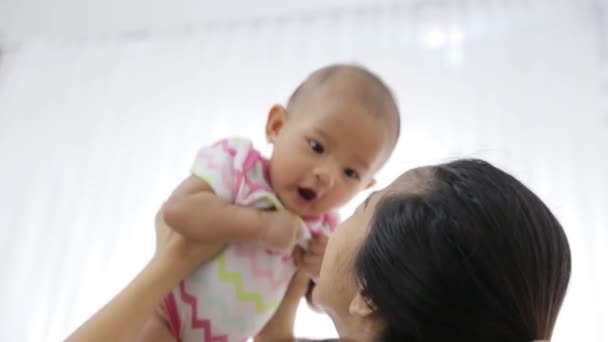 Anya megcsókolja a gyermekét. — Stock videók