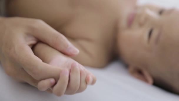 母亲和婴儿牵着手 — 图库视频影像