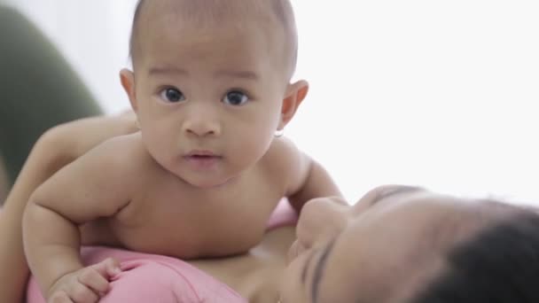 Baby doing tummy time — Stock Video