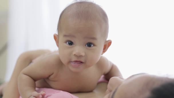 Baby gör magen tid — Stockvideo