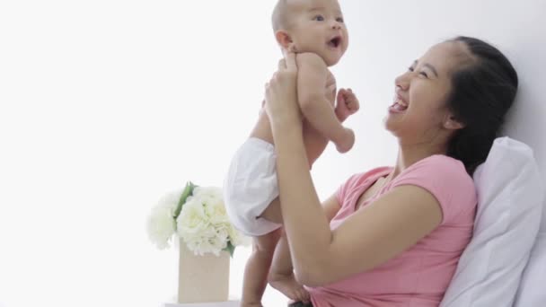 Mutlu anne ve bebek öpüşmeleri ve sarılmaları — Stok video