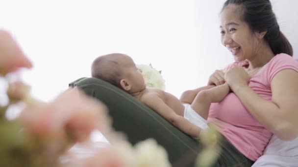 Gelukkig moeder en baby spelen samen — Stockvideo