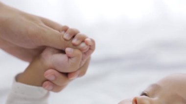 Anne ve bebek el ele tutuşuyorlar.