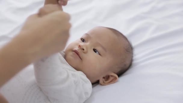 Bayi bahagia melakukan latihan dengan ibunya — Stok Video