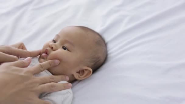 Heureux bébé couché sur un lit jouer avec sa mère — Video