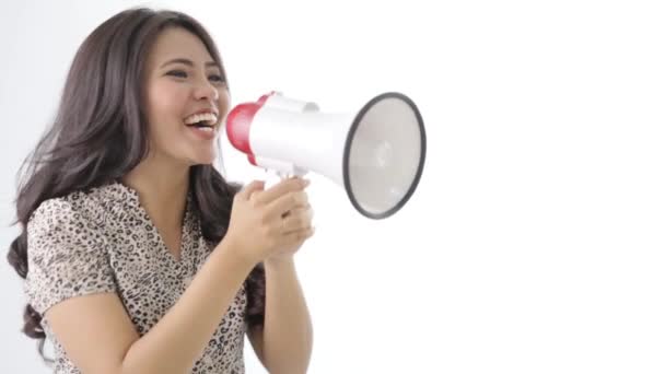 Женщина кричит с помощью мегафона — стоковое видео
