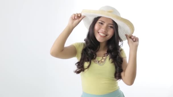Şapkalı mutlu genç kadın yaz tatilini karşılıyor. — Stok video