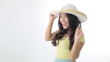 Şapkalı mutlu genç kadın yaz tatilini karşılıyor.