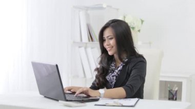 Ofiste çalışırken meşgul bir iş kadını.