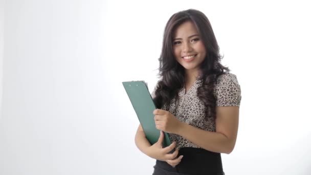 Щаслива молода бізнес-леді тримає буфер обміну — стокове відео