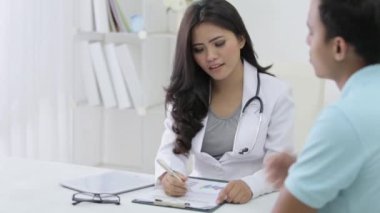 Hasta, kadın doktorla sağlık sorunu hakkında konuşuyor.