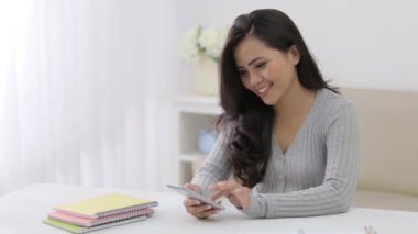 Genç Asyalı kadın arıyor.