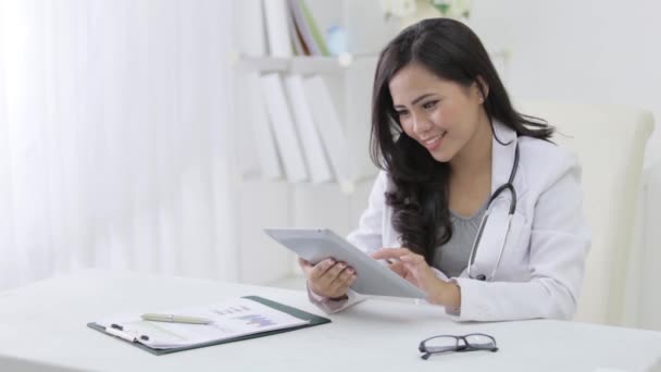 Médecin féminin utilisant Tablet PC — Video