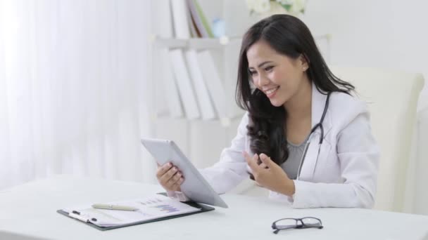 환자와 이야기하기 위해 태블릿 PC 를 사용하는 여성 의사 — 비디오