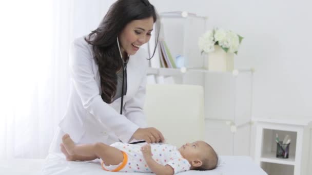 Arzt hört mit Stethoskop dem Herzschlag von Säuglingen zu — Stockvideo
