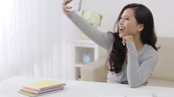 Asiática mulher fazendo selfie — Vídeo de Stock