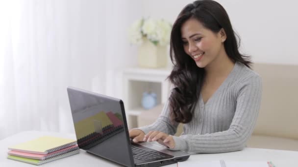 Beeldmateriaal van gelukkige student met laptop — Stockvideo