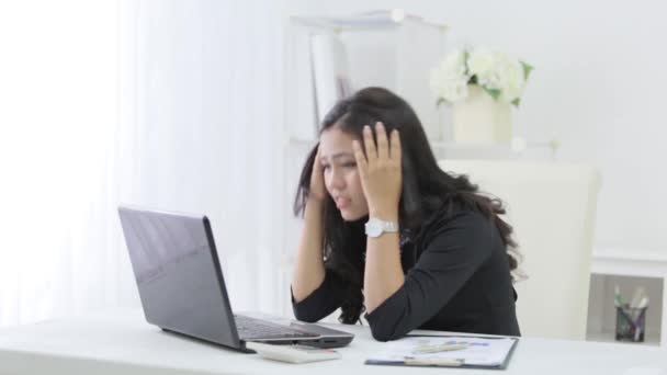 Femme d'affaires malheureuse tout en travaillant dans son bureau — Video