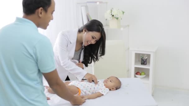 Médico que escucha los latidos del corazón del lactante con estetoscopio — Vídeo de stock