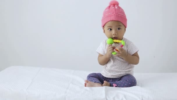 Feliz niña pequeña sentada — Vídeos de Stock