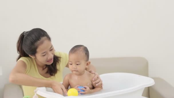 Bebê está sendo banhado por sua mãe — Vídeo de Stock