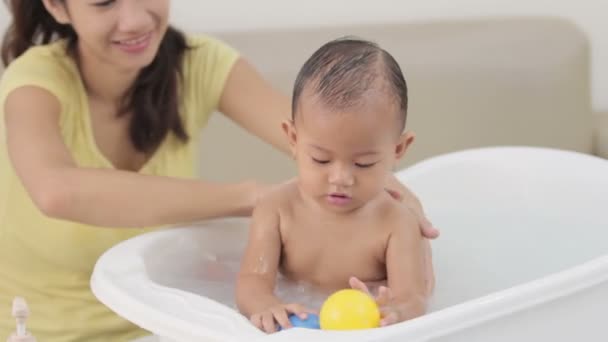 Bebé está siendo bañado por su madre — Vídeo de stock