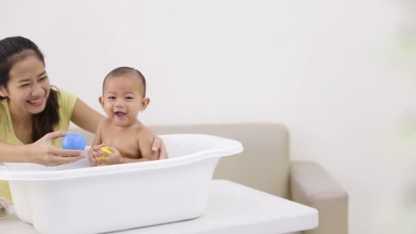 Bebé está siendo bañado por su madre — Vídeos de Stock