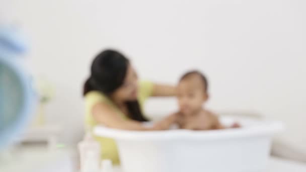 Dziecko jest kąpane przez jego matkę — Wideo stockowe