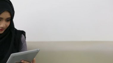 Tablet bilgisayarlı güzel Asyalı kız