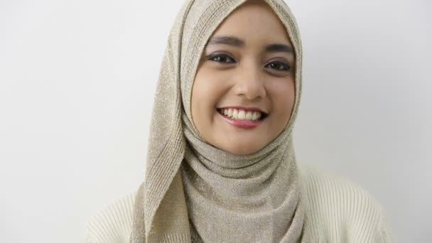 Junge asiatische Muslimin mit Kopftuch lächelt — Stockvideo