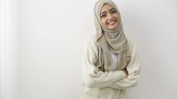 Wanita muslim Asia muda di kepala tersenyum syal — Stok Video