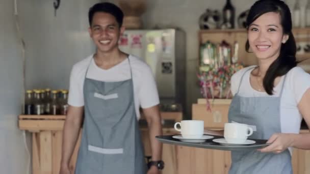 Azjatycka kelnerka serwująca kawę — Wideo stockowe