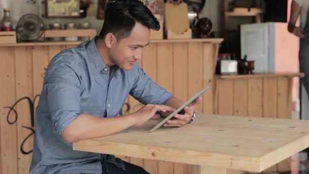 Férfi használ digitális tabletta kávézóban — Stock videók