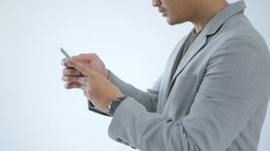 Akıllı cep telefonlu Asya Gençlik Şirketi