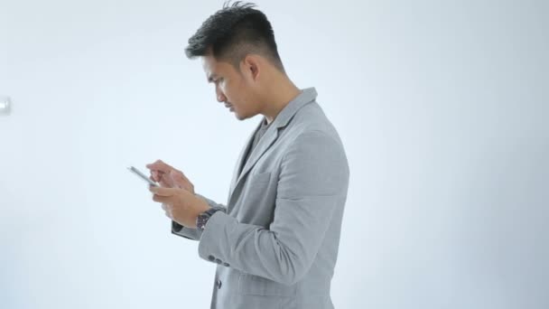 Asian Young Business med smart mobiltelefon — Stockvideo