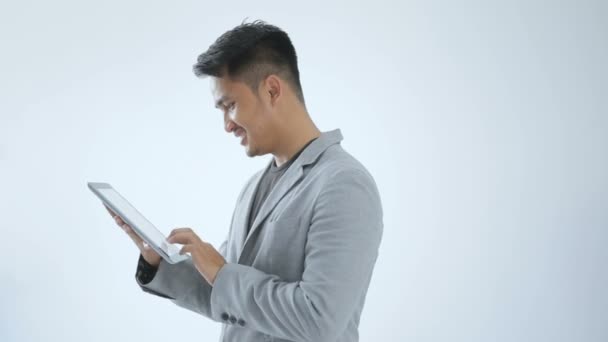 タブレット付きアジアの若いビジネス — ストック動画