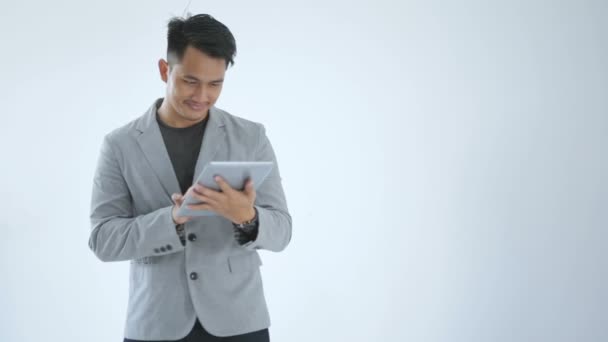 태블릿을 가지고 있는 아시아 청년 사업 — 비디오