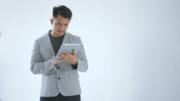 태블릿을 가지고 있는 아시아 청년 사업 — 비디오