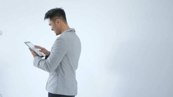 Ázsiai Fiatal Üzleti tabletta — Stock videók
