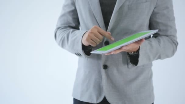 Asiatique jeune entreprise discuter avec tablette — Video