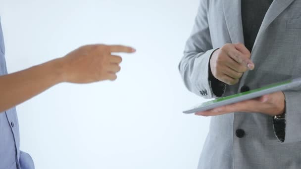 Asiático joven negocios discutir con tableta — Vídeo de stock